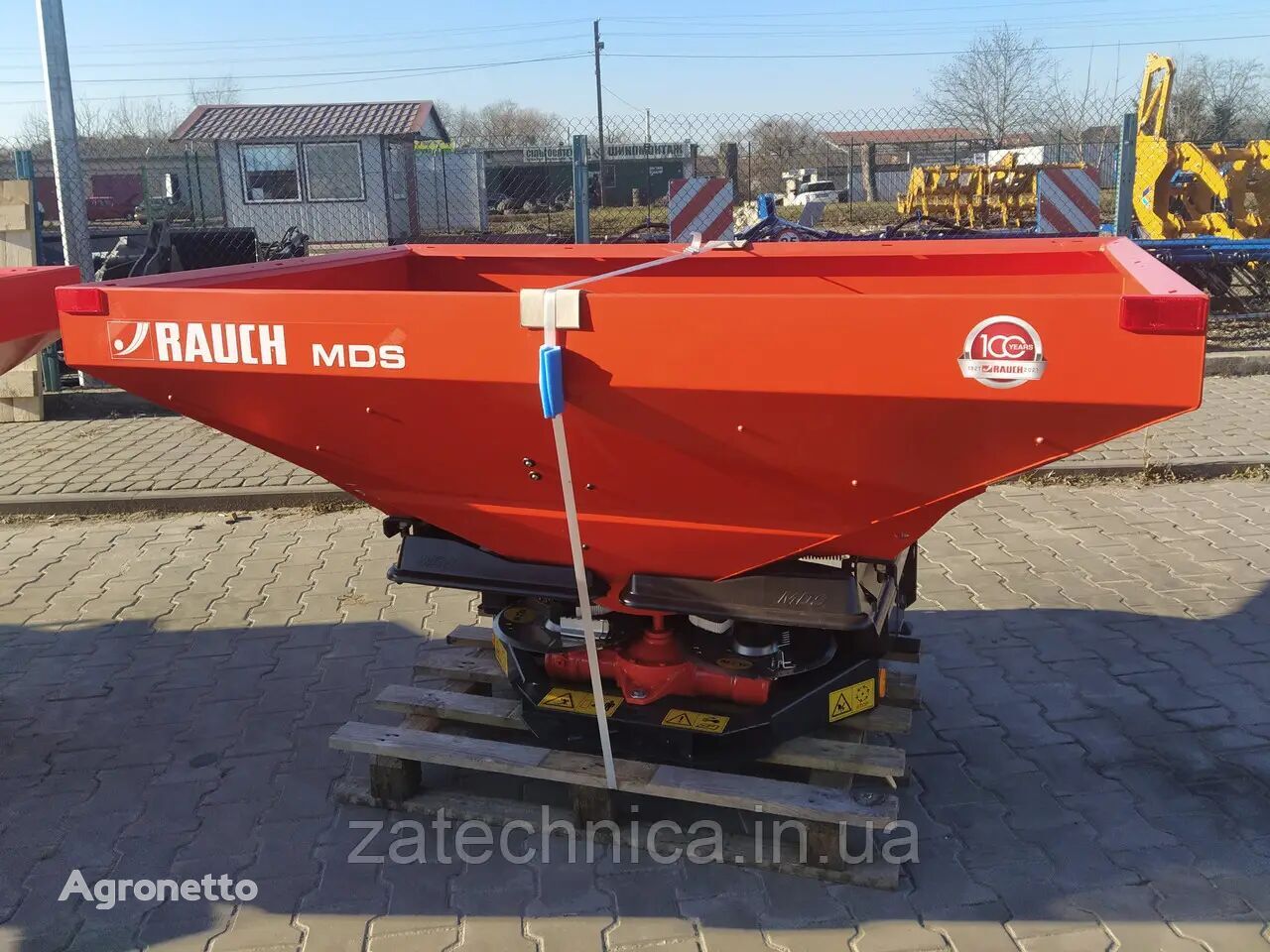 new Rauch MDS 20.2 mounted fertilizer spreader