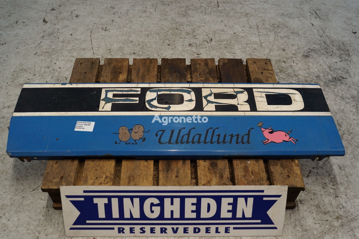 Ford 8630 front fascia for motoren på en Ford 8630 wheel tractor