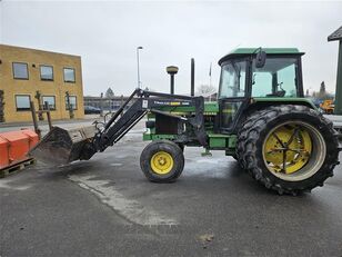 John Deere 2850 med frontlæsser og redskaber wheel tractor